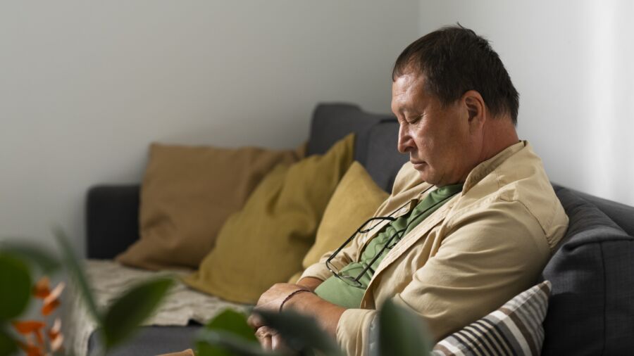 年長者白天打瞌睡是認知退化前兆？醫：睡眠缺氧與呼吸中止恐增阿茲海默症風險