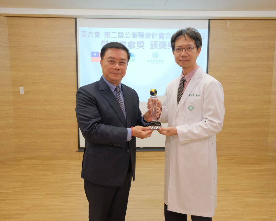 圖／國合會祕書長李朝成（左）頒發獎項予亞東醫院影醫科主任賴彥君（右）。（亞東醫院提供）