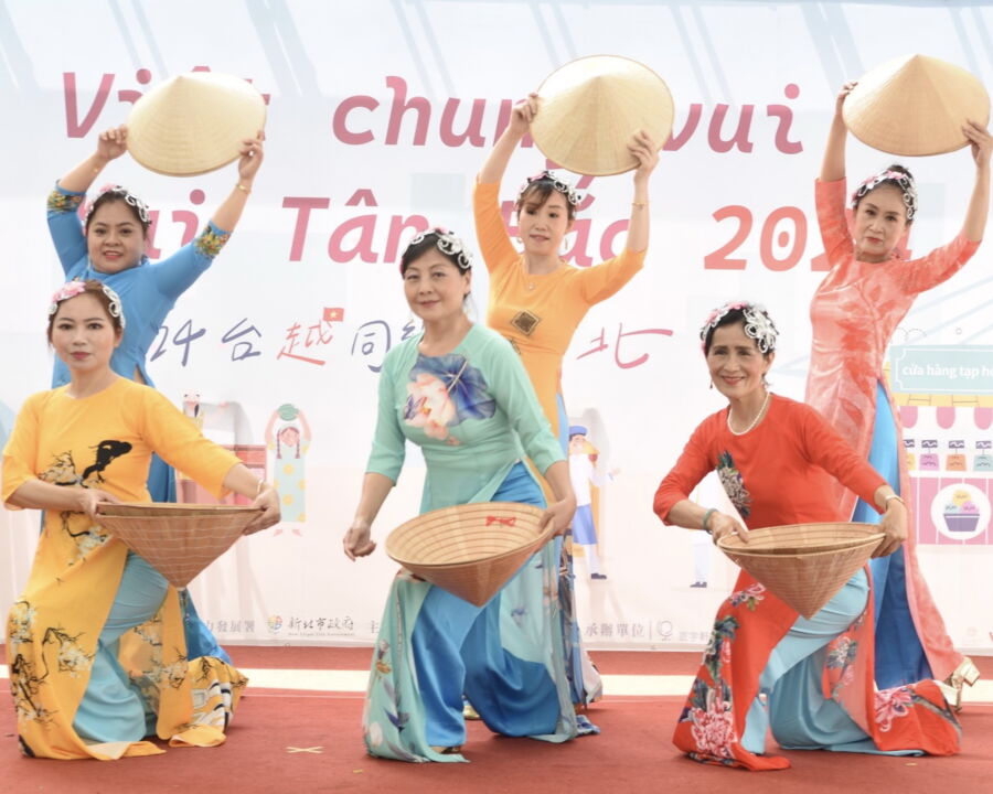 圖／由新住民組成的「美麗多元舞蹈團」，以象徵稻米大豐收的越南斗笠舞揭開活動序幕。（新北市政府勞工局提供）