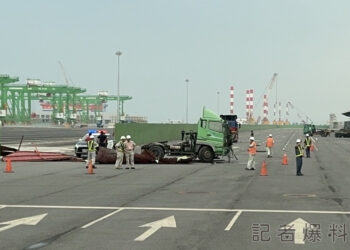 影／高雄港驚魂！曳引車迴轉遭撞　駕駛噴出掛在車外慘死