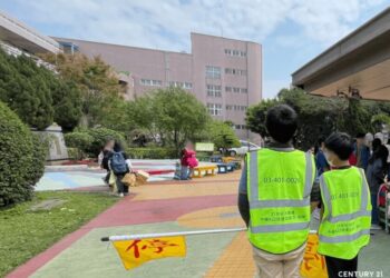 21世紀不動產加盟店慷慨捐贈導護背心　保護全台學子平安