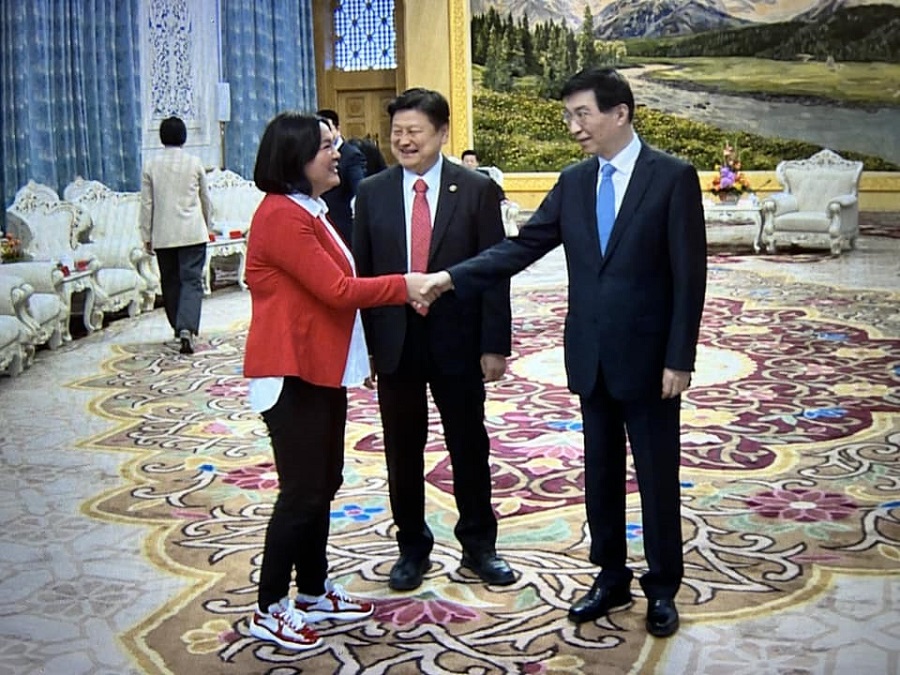 圖／國民黨立委訪中團，陳玉珍與中國政協主席王滬寧握手。（翻攝陳玉珍臉書）
