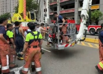 新竹住宅深夜火警2消防殉職！165名住戶仍受困　最新搶救畫面曝