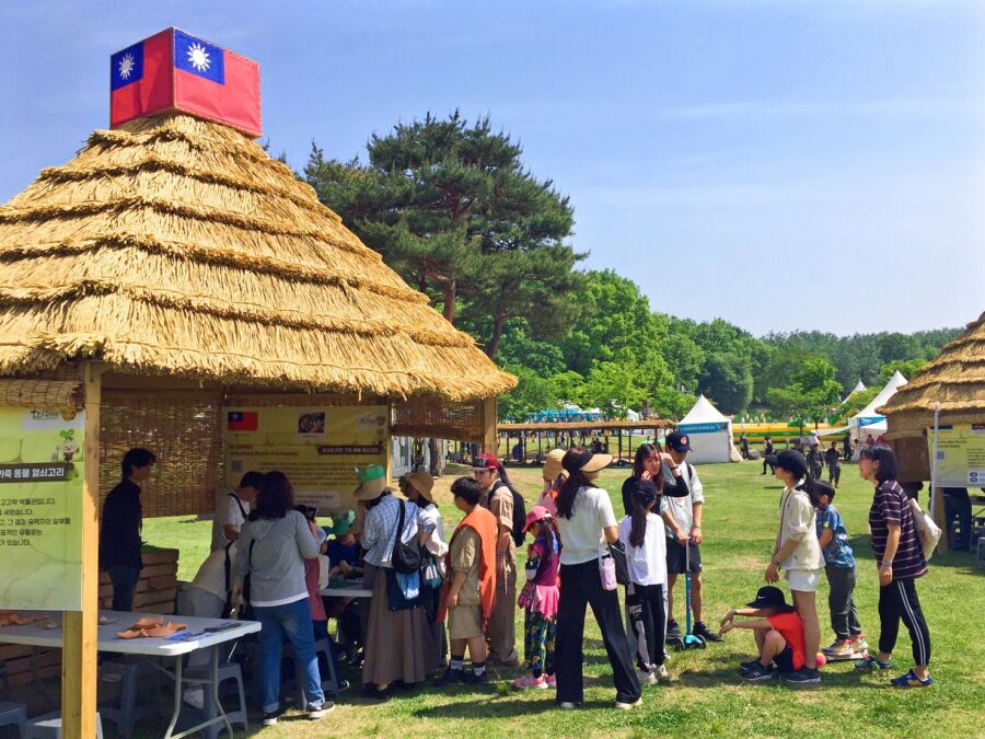 圖／十三行博物館前進韓國漣川舊石器節，吸引各國民眾爭相排隊體驗。（十三行博物館提供）