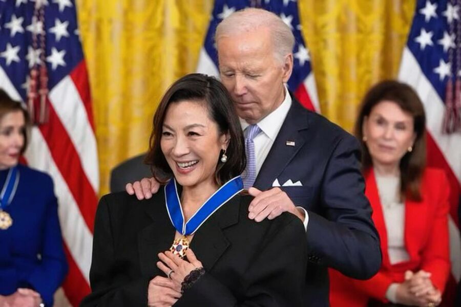 影后楊紫瓊獲頒總統自由獎章     美國總統拜登親自授獎