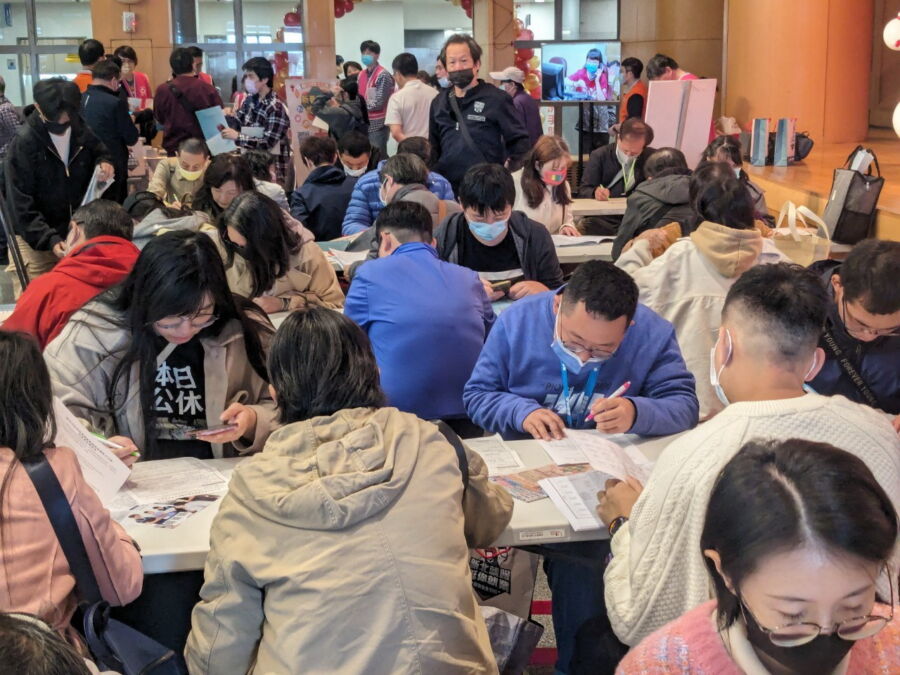 圖／2024223 新春就業博覽會，民眾填寫履歷。（新北市政府勞工局提供）