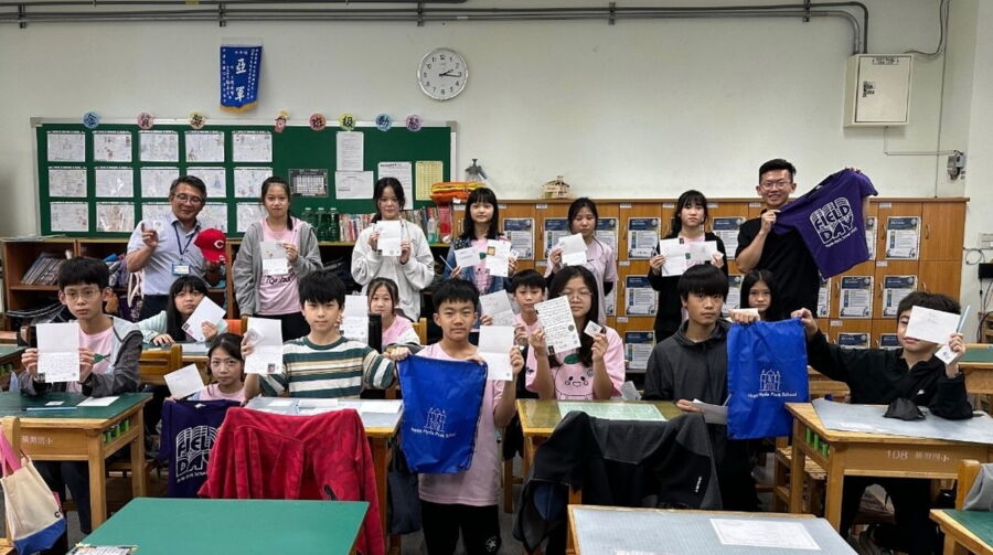 圖／頭湖國小同學開心收到來自辛辛那提市Hyde Park School姐妹校的文化盒。（新北市政府教育局提供）