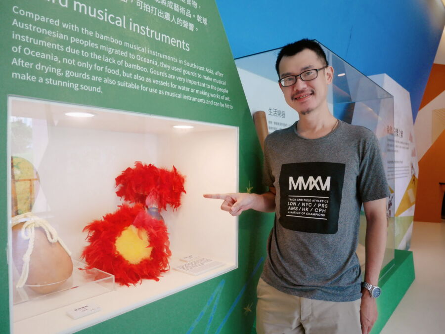 圖／十三行博物館研究人員彭佳鴻親手以葫蘆等天然材料製作的南島樂器，成為了展覽的吸睛焦點。（十三行博物館提供）