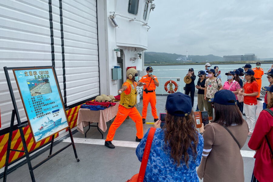 圖／八里港灣嘉年華活動包含海巡艦登艦的參觀和專人導覽解說。（新北市政府經發局提供）