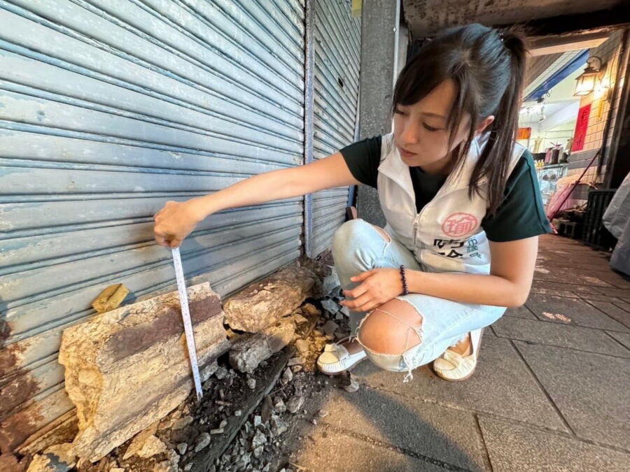 圖／新北市議員陳乃瑜表示，石碇老街有目前全台灣碩果僅存的「不見天街」，但是遭遇0403大震後，導致其中一戶老舊建物受損，屋樑石塊不時砸落。（新北市議員陳乃瑜提供）