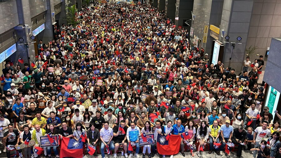 圖／市民組成強大應援團在新北市政府的一樓大廳，觀賽、見證林郁婷以5比0完勝制霸勇奪金牌的榮耀時刻。（新北市政府提供）