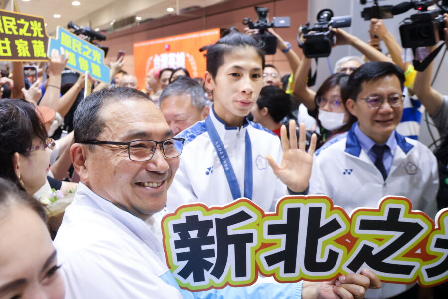 圖/新北市長侯友宜特地前往桃園國際機場迎接臺灣拳后林郁婷。(新北市政府提供)