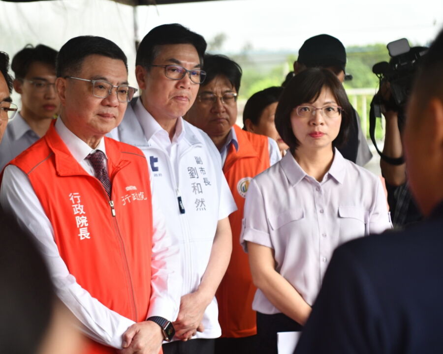 圖／行政院長卓榮泰15日在新北市副市長劉和然及立委林淑芬、洪孟楷的陪同下，視察「新北市105市道改善蜿蜒路段新闢道路工程」。（行政院提供）