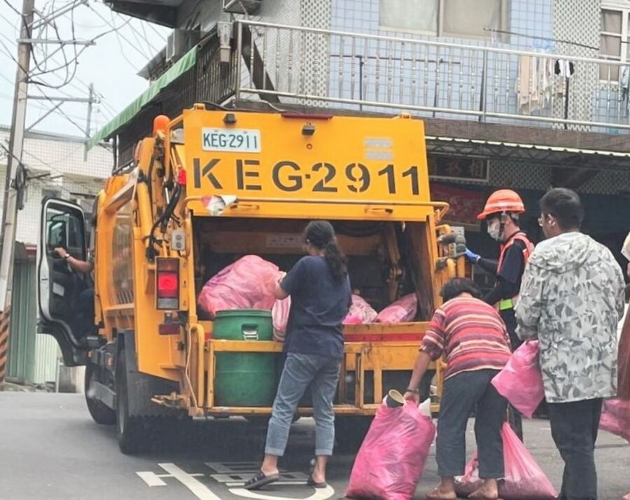 圖／民眾以專用垃圾袋交付垃圾。（新北市政府環保局提供）