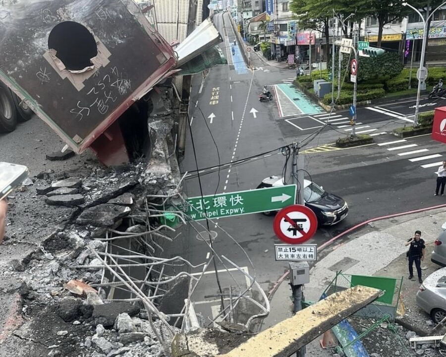 圖／台一線中山高架橋三重中正北路和重安街上方，今日清晨發生大型拖板車上的鋼柱滑落砸破護欄，並砸損停放在下方車輛。（新北市政府工務局提供）