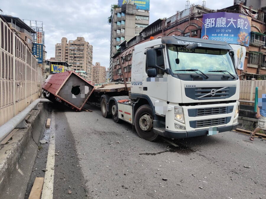圖／中山高架橋（忠孝橋）三重往台北市的方向，今（20）日清晨發生拖板車上的大型鋼柱掉落、撞破護欄的重大意外事故。（三重分局提供）