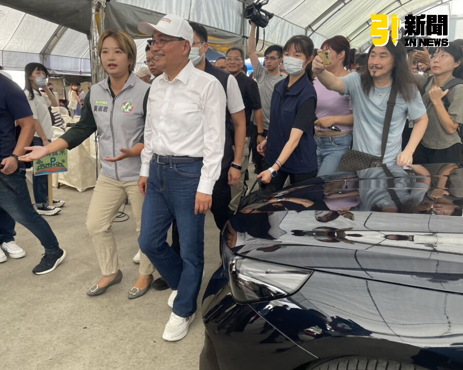 圖／新北市議員黃淑君高喊，「市長我也是2個孩子的媽媽，可以傾聽一下特教生學齡前媽媽的心聲嗎？」逼問侯友宜能會面的時間。（記者陳志仁攝，2024.08.23）