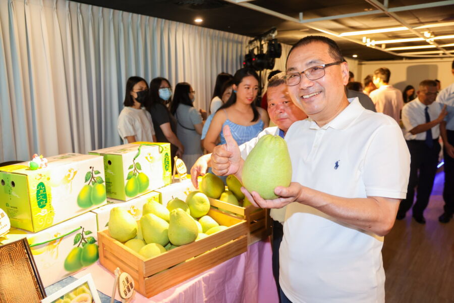 圖／侯友宜推薦民眾購買果肉香甜Q彈的文旦柚。（新北市政府新聞局提供）