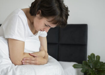 60歲嬤胃劇痛！竟是「胰臟癌」第三期　醫示警：無明顯症狀