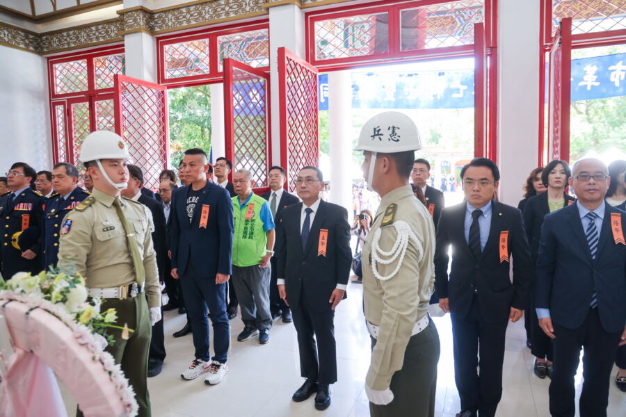 圖／新北市長侯友宜擔任主祭官，率市府團隊向242位烈、義士上香、獻花、獻果及獻爵。（新北市政府新聞局提供）