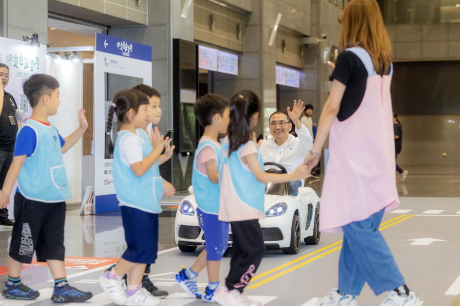 圖／新北市長侯友宜親自駕駛電動體驗車，示範停讓行人方式。（新北市政府新聞局提供）