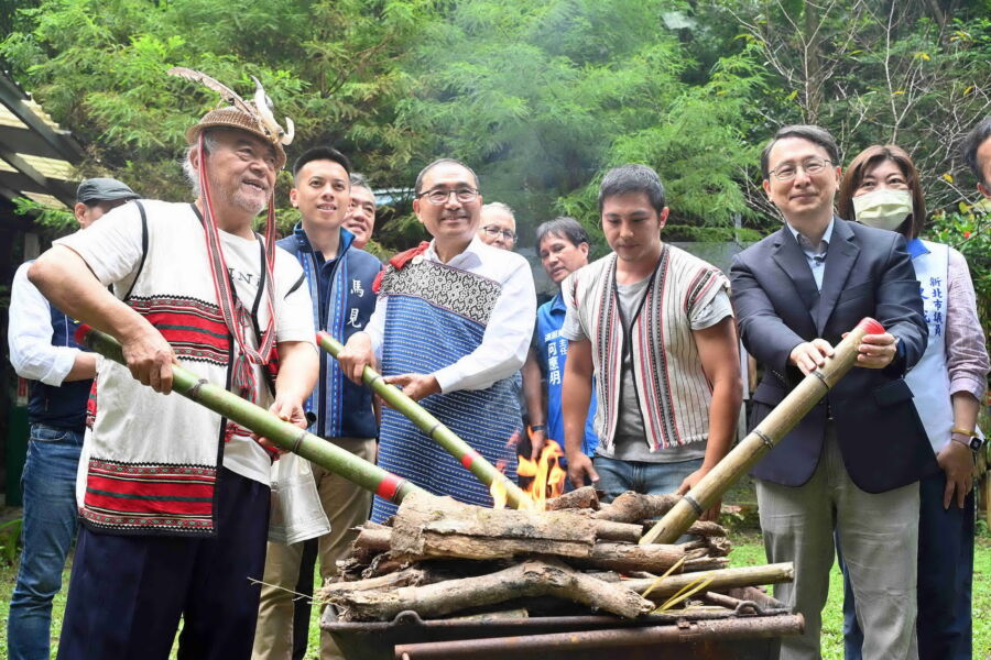 圖／新北市長侯友宜、國立政治大學副校長蔡維奇及南勢溪流域的泰雅族部落代表，三方代表共同點燃希望之火，象徵更深厚的合作關係。（新北市政府新聞局提供）