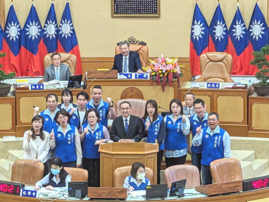 圖／國民黨團強調，不管月亮陰晴圓缺，仍然有很多默默守護市民的英雄堅守崗位。（國民黨新北市議會黨團提供）