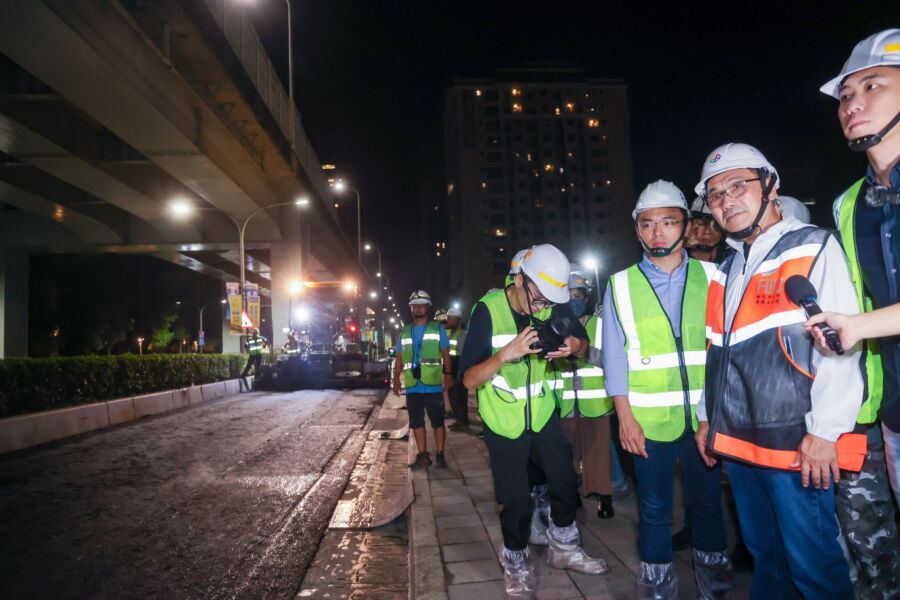 圖／新北市長侯友宜20日夜間前往新莊區新北大道3至4段視察「專案道路改善計畫」銑鋪現場。（新北市政府新聞局提供）