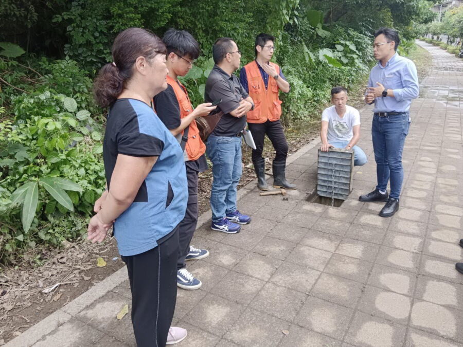 圖／立委洪孟楷今（23）日趁午後無雨，邀相關單位現場會勘，要找出造成淹水的主因。（立委洪孟楷辦公室提供）