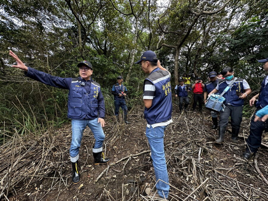 圖／新北環境稽查重案組召集人的劉和然副市長，召集地主、環保局、新北刑大及保七刑大於林口山區現勘。（新北市政府環保局提供）