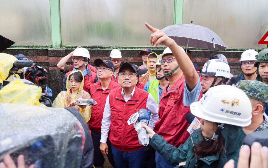 圖／新北市長侯友宜視察瑞芳高工後方邊坡崩塌的搶災工作進度。（新北市政府新聞局提供）