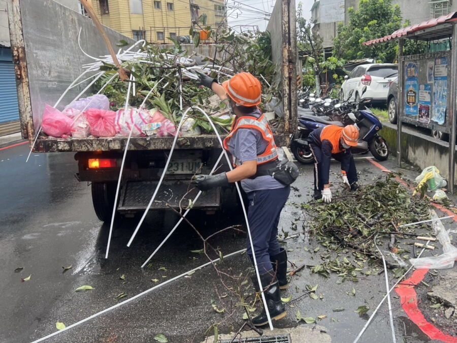 圖／新北市清潔隊今日在確保出勤人員安全的前提下，已提前進行街道清掃及髒亂點清除作業。（新北市政府環保局提供）