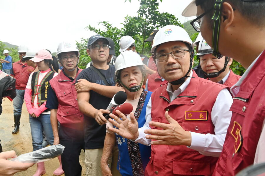 圖／新北市長侯友宜指示待雨勢趨緩、邊坡穩定後，立即搶通道路。（新北市政府新聞局提供）