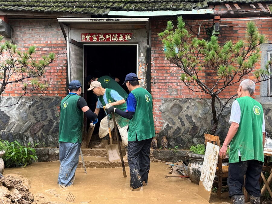 圖／法鼓山慈善基金會的志工協助民眾清淤。（法鼓山慈善基金會提供）