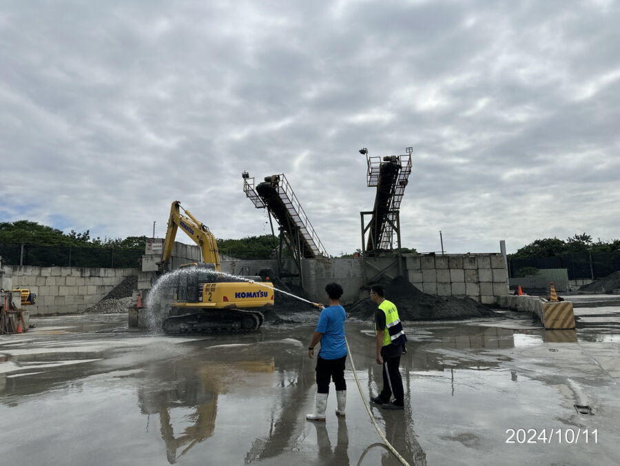 圖／環保局人員於緊急應變的期間，稽查營建工地是否落實洗掃減揚塵。（新北市政府環保局提供）