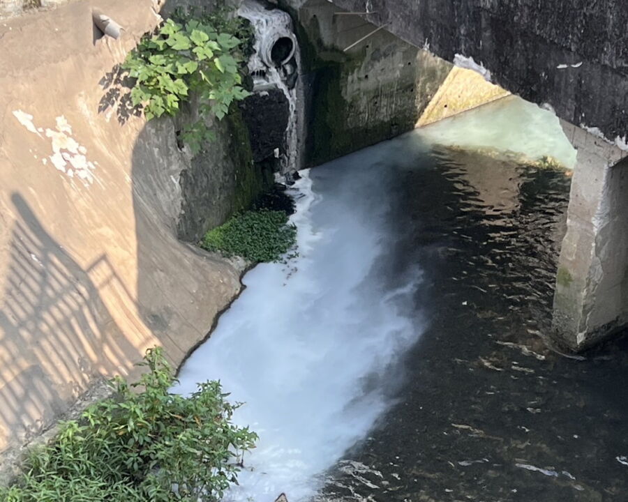 圖／新北市政府環保局接獲水利局通報，發現永和一號抽水站旁的瓦磘溝出現白色廢水。（新北市政府環保局提供）