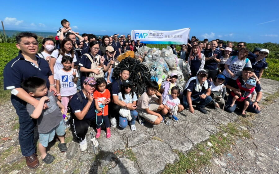 圖／森崴能源百餘位員工和永崴、崴強、富威電力及建研會等親友，一同參與「2024森崴能源秋季淨灘手護地球活動」。（森崴能源提供）