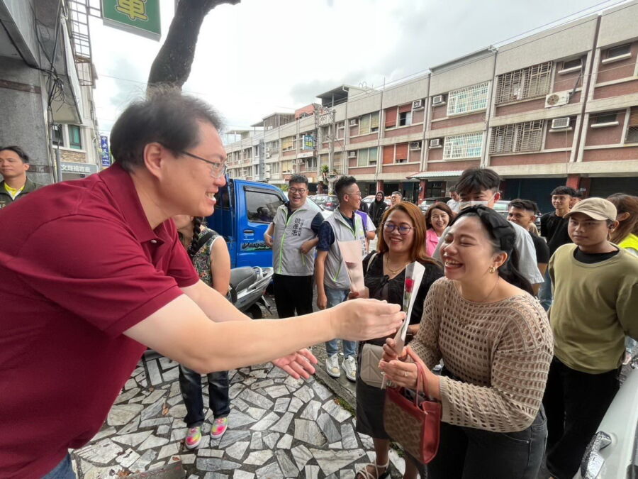 圖／恰逢越南婦女節，民進黨秘書長林右昌也依循越南的文化，準備玫瑰花歲給新住民朋友。（民進黨中央黨部提供）