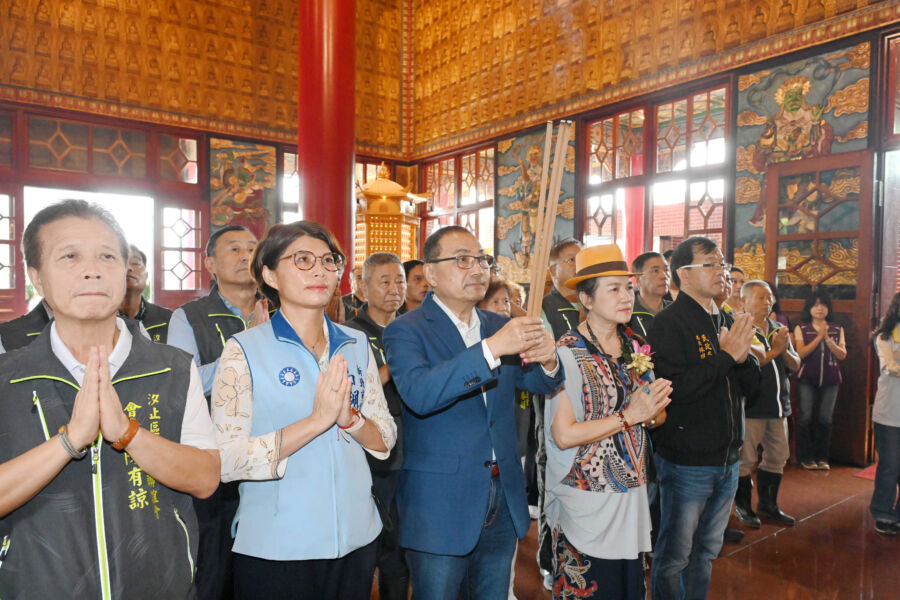 圖／新北市長侯友宜、新北市議員白珮茹前往汐止金龍山的北峰寺參拜。（新北市新聞局提供）