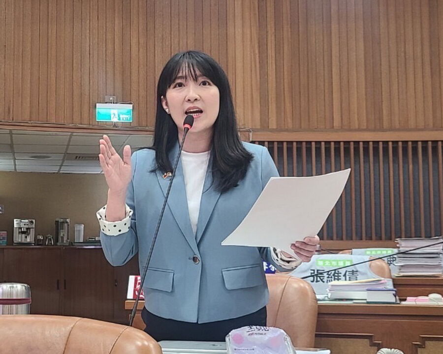 圖／新北市議員山田摩衣質疑「來新北玩公園」的網站無即時更新，也沒完整的公園資訊，讓家長不知道哪例可以去。（新北市議員山田摩衣提供）