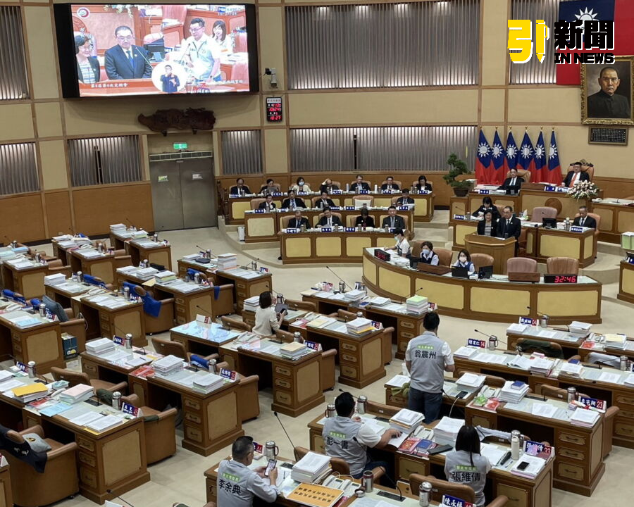圖／新北市議員翁震州擔憂殯葬處以移動式冰櫃的方式因應，但進出殯儀館的人數與車輛眾多，是否真的有適合的地方置放。（記者陳志仁攝，2024.10.24）