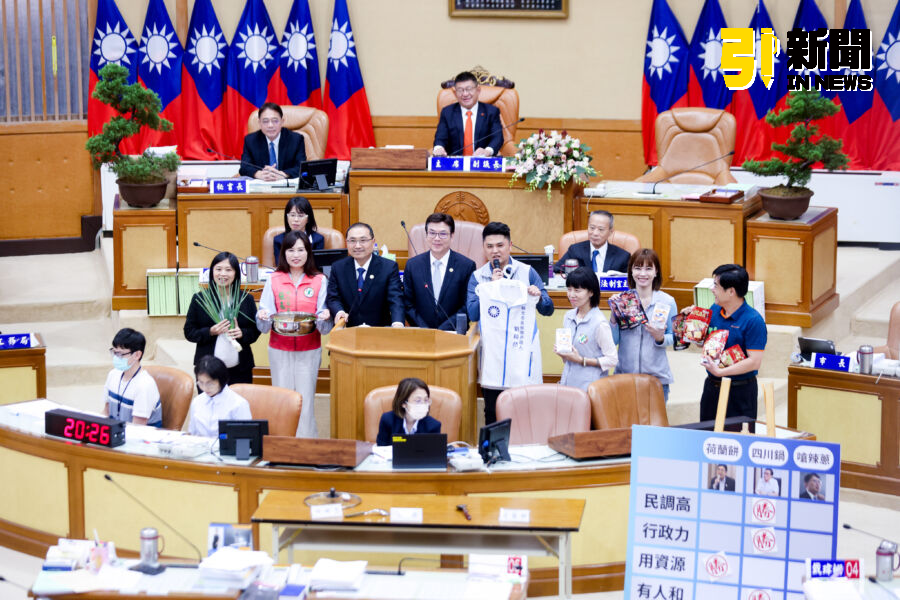 圖／民進黨新北市議員擺上老四川火鍋、荷蘭餅與嗆辣蔥三種食材，代表藍白熱門接班人，並針對民調、行政力、資源、人和與黨最愛誰五項指標，比較三人的優缺點。（記者陳志仁攝，2024.10.24）