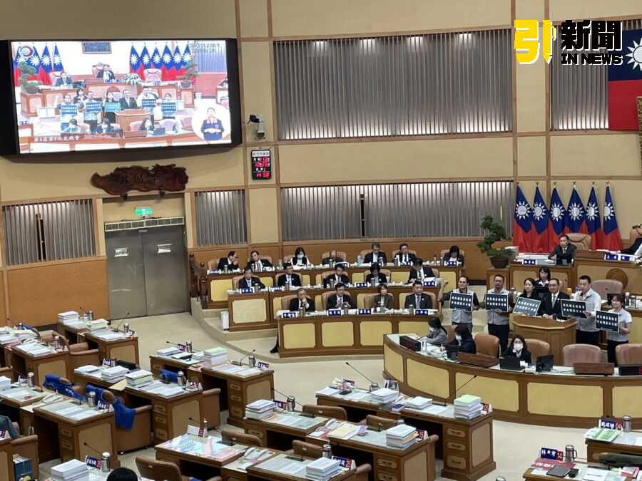 圖／民進黨新北市議會黨團副召張錦豪今（25）日與議員戴瑋姍、蘇錦雄、顏蔚慈及林秉宥，針對「原住民族權益」的議題質詢新北市長侯友宜。（記者陳志仁攝，2024.10.25）
