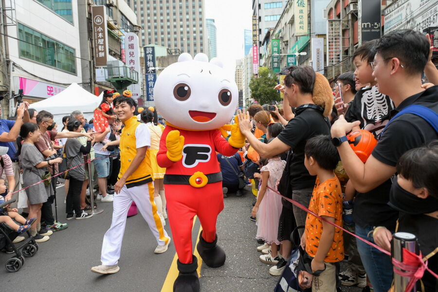 圖／今年的踩街隊伍還有小朋友最愛的Food超人玩偶，擔任「2024府中搞什鬼」踩街遊行的前導隊伍。（新北市政府經發局提供）