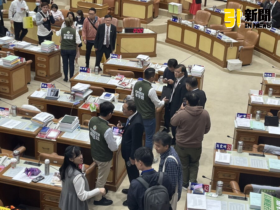 圖／新北市長侯友宜市政總質詢結束後，也與新北市議員卓冠廷交換意見。（記者陳志仁攝，2024.10.28）