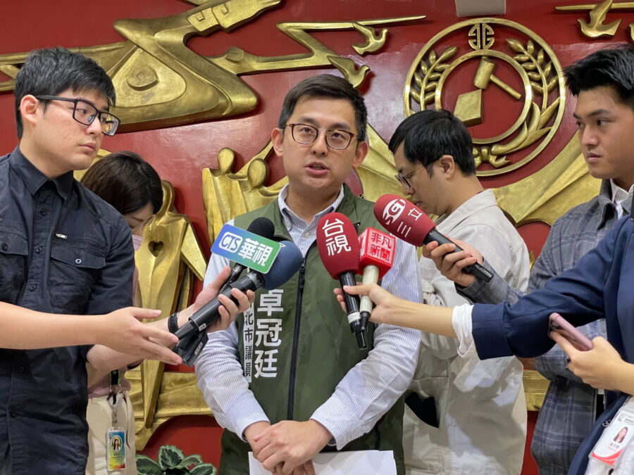 圖／新北市議員卓冠廷指責李四川在雙北市服務，卻對同份合約處理的方式不一致，怒嗆李四川「神鬼都是你，選幾摳大頭啦」！（新北市議員卓冠廷提供）
