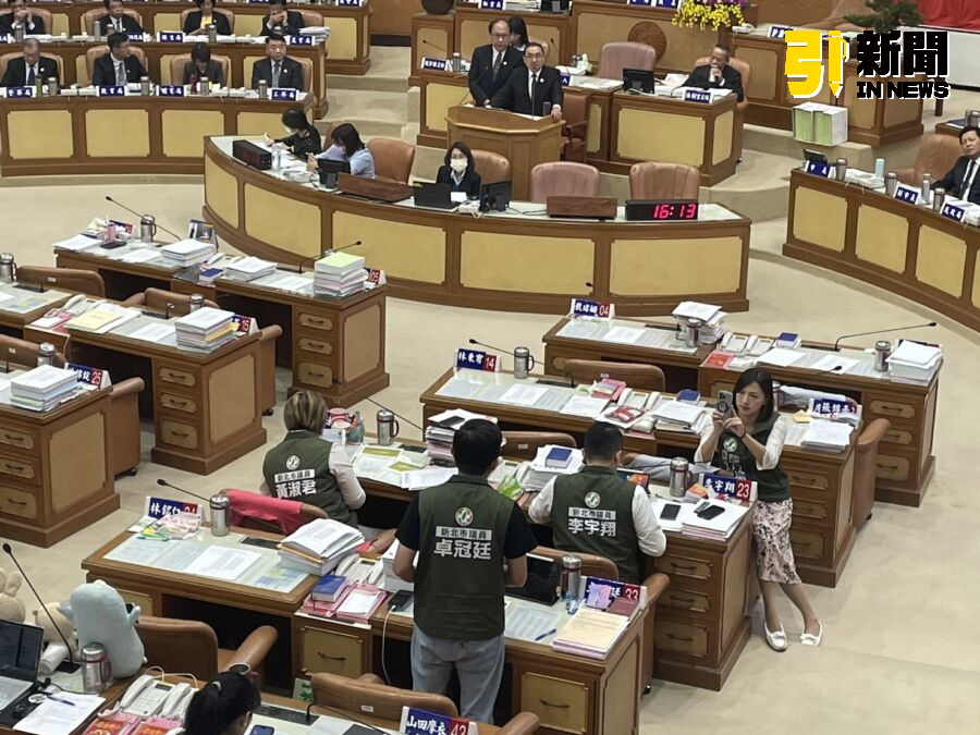 卓冠廷怒批環狀線鋼樑錯位就是人禍 張嘉玲籲對中工提假扣押 - 早安台灣新聞 | Morning Taiwan News 圖/民進黨新北市議員卓冠廷針對捷運環狀線修復的議題質詢新北市長侯友宜,並質疑新北市政府捷運局長李政安未向侯友宜如實報告保固的條款。(記者陳志仁攝,2024.10.29)