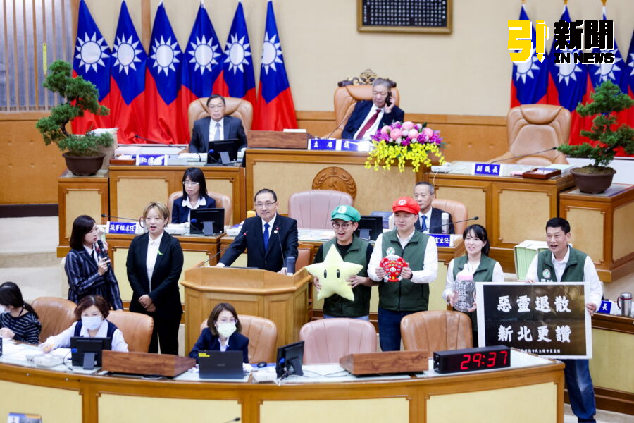 圖／民進黨新北市議員們配合萬聖節變裝，高呼口號希望阻礙市政發展的惡靈能夠退散，讓新北更讚！（記者陳志仁攝，2024.10.29）