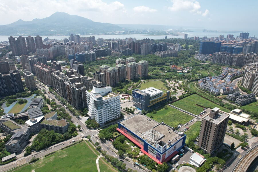 圖／隨著淡江大橋、淡北道路、淡海輕軌二期等重大交通建設陸續啟動，未來將會有更多人選擇在淡水安居。（新北市政府民政局提供）