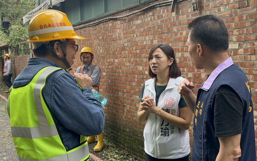 圖／新北市議員陳乃瑜遇到台電的工班，感謝投入災後搶救的無名英雄。（新北市議員陳乃瑜提供）